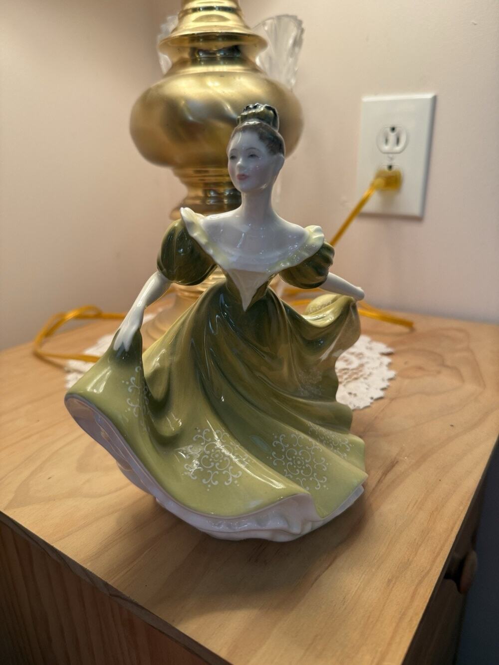 Vintage Royal Doulton Lynne HN2329 Figurine Lady Porcelain England 7" tall